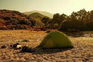 tenda per campeggio su il spiaggia su il sfondo di il paesaggio marino. foto