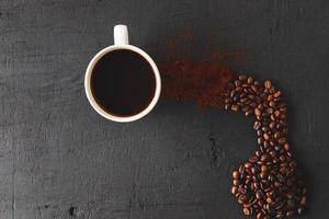 vista dall'alto di caffè e fagioli foto