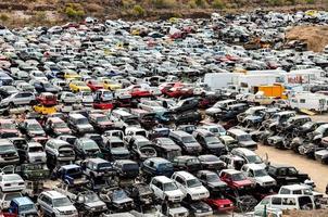 un cimitero di automobili foto