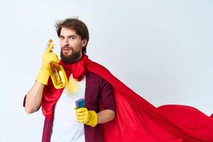 addetto alle pulizie nel rosso mantello professionale lavori di casa servizio foto