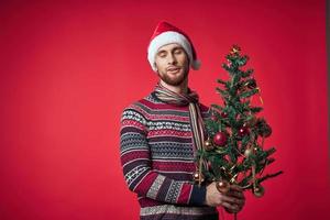 emotivo uomo nel nuovo anni Abiti decorazione Natale studio in posa foto