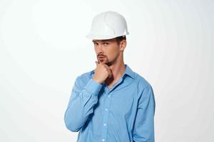 uomo nel blu camicia bianca costruzione casco protezione professionale ingegnere foto