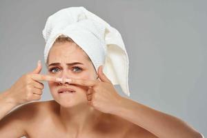 donna con spoglio le spalle facciale pelle cura acne dermatologia avvicinamento foto