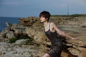 alla moda donna nel vestito su natura rocce paesaggio lusso foto