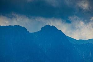 paesaggio di il tatra montagne su un' caldo estate nuvoloso vacanza giorno foto