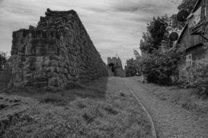 storico difensiva parete di un' pietra castello nel Polonia nel dobczyce su un' estate giorno prospiciente il lago foto