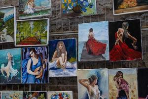 sfondo con riproduzioni di dipinti sospeso su un' barbacane nel Cracovia, Polonia foto