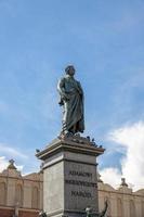 statua di Adamo Mickiewicz nel il Cracovia mercato piazza nel Polonia su un' estate giorno contro il cielo foto