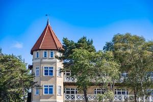 storico Hotel su il spiaggia nel liba nel Polonia su un' soleggiato estate giorno foto