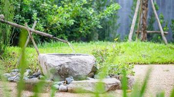 bambù Fontana nel giapponese giardini sfocato sfondo, tradizionale asiatico bambù Fontana con acqua ruscello foto