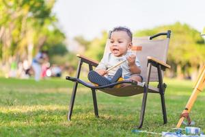 carino poco ragazzo ragazzo giocare all'aperto nel il parco, allegro bambino ragazzo giocando nel il giardino foto