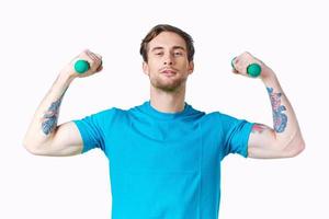 sportivo uomo con pompato su braccia manubri allenarsi tatuaggio ritagliata Visualizza foto