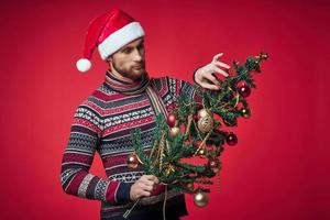 uomo nel un' maglione Natale vacanza Natale albero decorazione foto