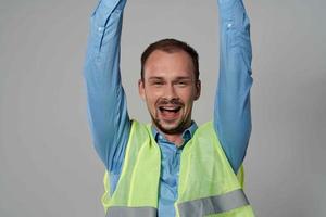 uomo nel bianca casco protezione Lavorando professione isolato sfondo foto