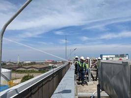 spray acqua test idrante Torre su il combinare ciclo energia pianta. il foto è adatto per uso per industria sfondo fotografia, energia pianta manifesto e elettricità soddisfare media.