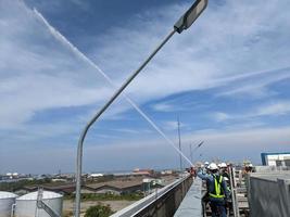 spray acqua test idrante Torre su il combinare ciclo energia pianta. il foto è adatto per uso per industria sfondo fotografia, energia pianta manifesto e elettricità soddisfare media.