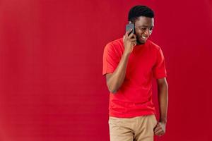 uomo parlando su il Telefono nel un' rosso maglietta comunicazione studio foto