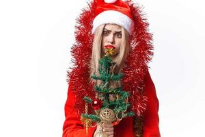 bella donna nel Santa costume Natale albero con giocattoli decorazione moda foto