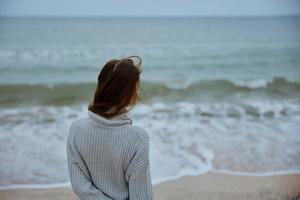 donna con lungo capelli su il spiaggia natura paesaggio camminare contento femmina rilassante foto