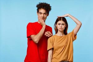 uomo e donna in piedi lato di lato comunicazione moda moderno stile blu sfondo foto