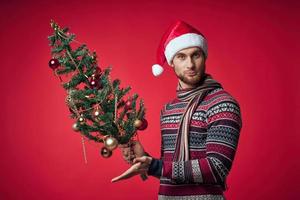 uomo nel nuovo anni Abiti Natale albero giocattoli vacanza nuovo anno foto