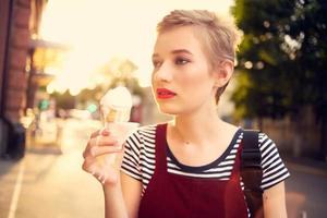 bella donna all'aperto mangiare ghiaccio crema estate sole rilassamento foto