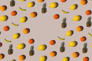 creativo isometrico modello fatto con tropicale frutta su beige sfondo. minimo estate frutta disposizione con copia spazio. foto