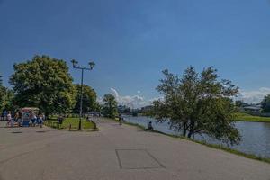 paesaggio di il viali su il vistola fiume nel Cracovia su un' caldo estate vacanza giorno foto