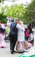 Madrid, Spagna, 2022. il tradizione di il chotis è ancora vivo nel il pradera de san isidro nel Madrid, dove coppie festeggiare di madrid primavera Festival foto