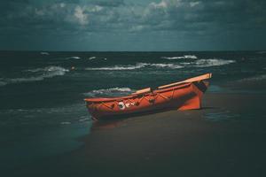 un arancia Bagnino barca su un' spiaggia nel liba nel Polonia su un' caldo giorno foto