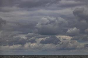 largo spiaggia su il baltico mare nel Polonia su un' estate nuvoloso grigio freddo giorno foto