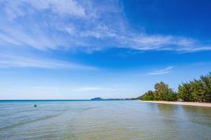 bellissimo paesaggio marino con infinito orizzonte a chao lao spiaggia Chanthaburi Tailandia. foto