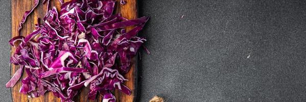 insalata viola cavolo verdura pasto cibo merenda copia spazio cibo sfondo rustico superiore Visualizza veggie vegano o vegetariano cibo foto