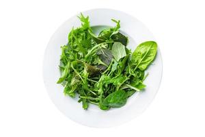 verde insalata le foglie mescolare mescolare micro verde, salutare merenda cibo su il tavolo copia spazio cibo sfondo rustico superiore Visualizza foto