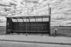 un vecchio capannone a un' autobus fermare su un' nazione strada da qualche parte nel Polonia foto