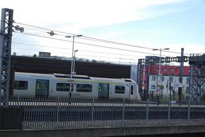 Basso angolo Visualizza di luton cittadina di Inghilterra durante nuvoloso tramonto. Immagine era catturato su 24-marzo-2023 a centro di luton città di UK. foto