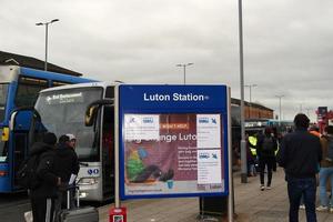 Basso angolo Visualizza di luton centrale autobus stazione a principale ferrovia stazione di centro luton città di Inghilterra grande Gran Bretagna. il Immagine era catturato su 01-aprile-2023 su nuvoloso e freddo sera foto