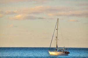 barca sul mare foto