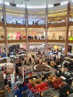 bekasi, Indonesia - 12 Marzo 2023 persone siamo shopping a summarecon centro commerciale bekasi foto