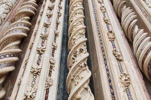 Orvieto, Italia, settembre. colonna ornato con mosaico a il facciata di il Cattedrale di orvieto. Cattedrale di Santa maria assunta Orvieto, umbria. Italia. foto
