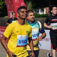 nuovo delhi, India - marzo 16 2023 - vedanta delhi metà maratona gara dopo covid nel quale maratona partecipanti di per attraversare il finire linea, delhi metà maratona 2022 foto