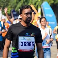 nuovo delhi, India - marzo 16 2023 - vedanta delhi metà maratona gara dopo covid nel quale maratona partecipanti di per attraversare il finire linea, delhi metà maratona 2022 foto