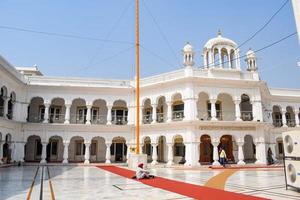 amritsar, India - febbraio 26 2023 - non identificato devoti a partire dal vario parti a d'oro tempio - armandir sahib nel amritsar, punjab, India, famoso indiano sikh punto di riferimento, d'oro tempio foto