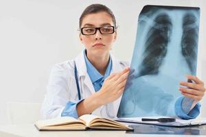 medico con raggi X polmone diagnostica clinica trattamento foto