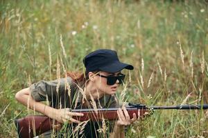 donna soldato prendere copertina su un' pistola caccia nero berretto foto