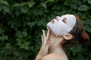 simpatico donna anti rughe maschera correre il tuo dito lungo il collo dermatologia cespugli nel il sfondo foto