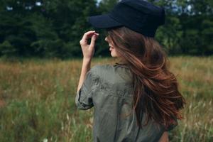 donna nel un' berretto con lungo capelli verde camicia natura foto