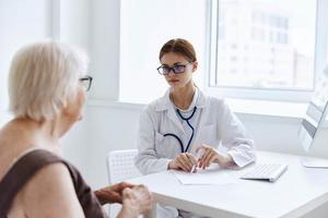 anziano donna paziente diagnostica medico ufficio foto