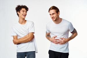 Due uomo nel bianca magliette siamo in piedi Il prossimo per amicizia emozioni foto