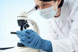 donna indossare medico maschera microscopio laboratorio tecnologia professionale foto